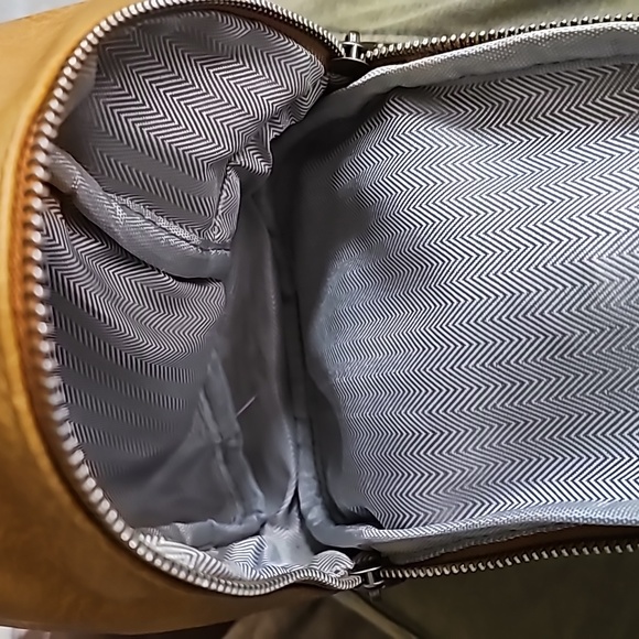 Camel brown small crossbody sling bag with adjustable strap - Picture 4 of 9